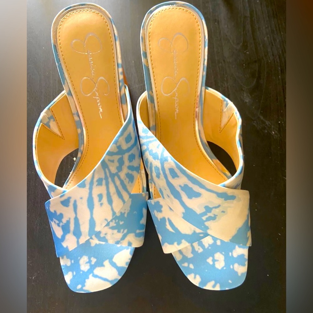 Jessica Simpson Wedge Size 9.5￼.

Bright white combo

Pop tie dye print satin